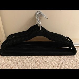 Black Velvet Hangers 16ct.